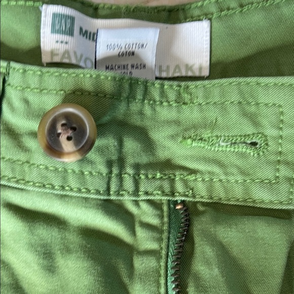 Old Navy Vibrant Green Women's Bermudas - Picture 4 of 6